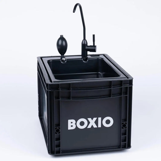 BOXIO - WASH: Mobiles 40x30 Spülbecken, Camping Waschbecken mit Pumpe ohne Strom, Camping Zubehör in Eurobox für den Van Ausbau, Friseur oder outdoor auf Festival & Garten, Spüle als Camping Gadgets