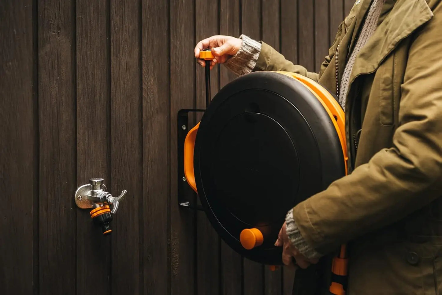 Fiskars Waterwheel S, All-Inclusive-Bewässerungs-Set, 15 m Gesamtreichweite, Gartenschlauch in Universalgröße (Ø 9 mm), Universal-Hahnverbinder, Schwarz/Orange, 1020436