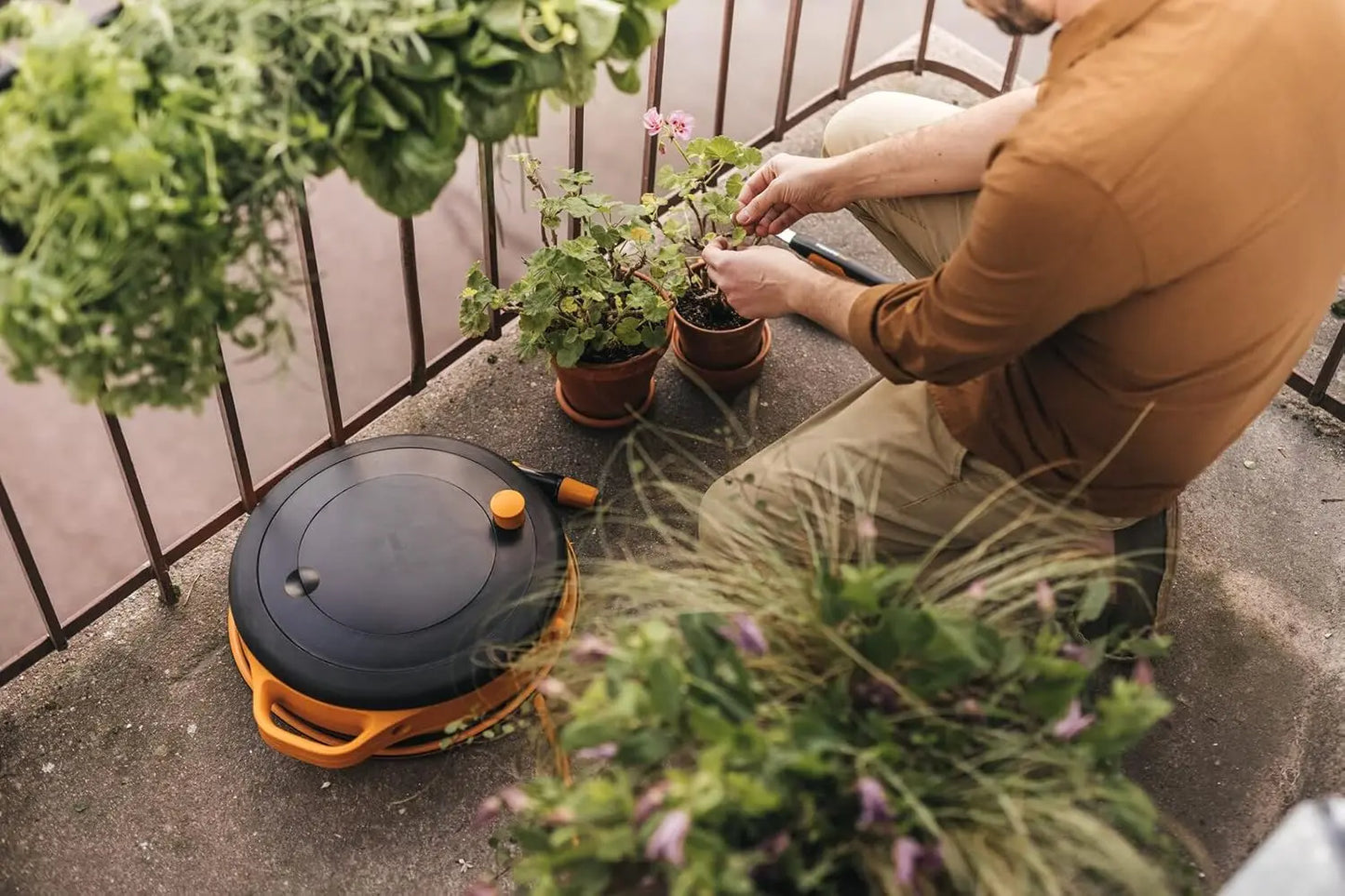 Fiskars Waterwheel S, All-Inclusive-Bewässerungs-Set, 15 m Gesamtreichweite, Gartenschlauch in Universalgröße (Ø 9 mm), Universal-Hahnverbinder, Schwarz/Orange, 1020436