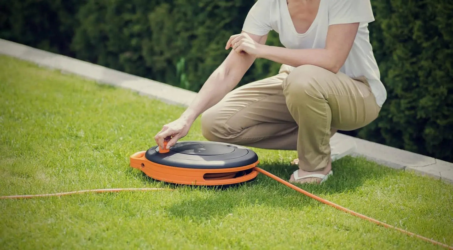 Fiskars Waterwheel S, All-Inclusive-Bewässerungs-Set, 15 m Gesamtreichweite, Gartenschlauch in Universalgröße (Ø 9 mm), Universal-Hahnverbinder, Schwarz/Orange, 1020436