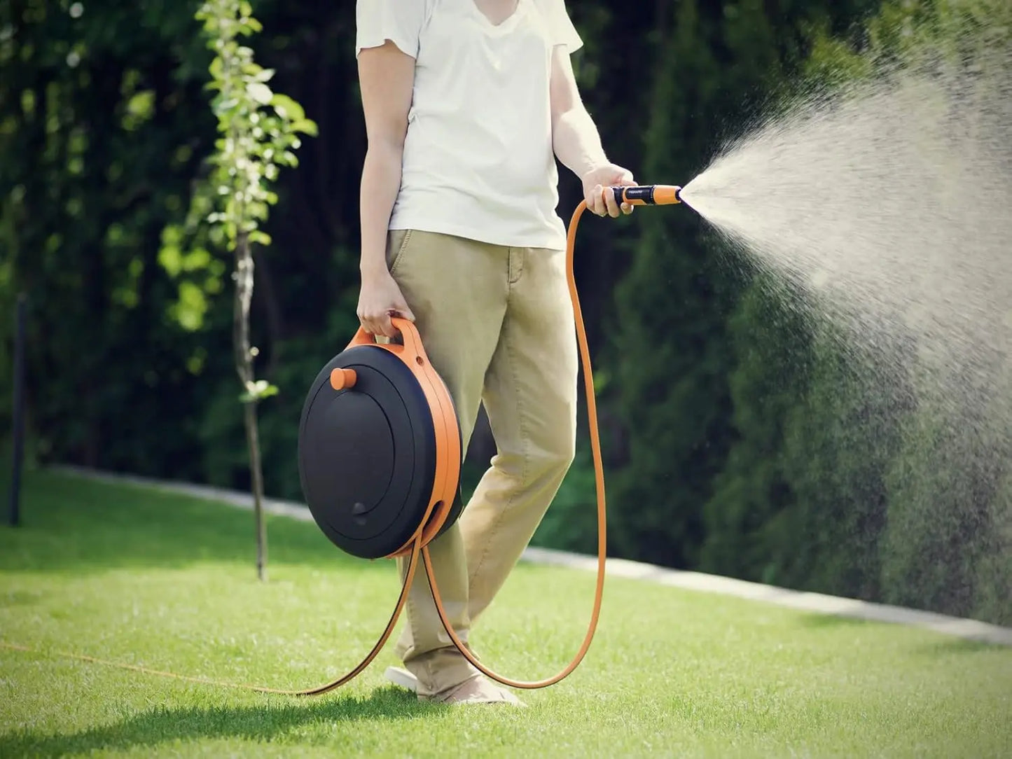 Fiskars Waterwheel S, All-Inclusive-Bewässerungs-Set, 15 m Gesamtreichweite, Gartenschlauch in Universalgröße (Ø 9 mm), Universal-Hahnverbinder, Schwarz/Orange, 1020436