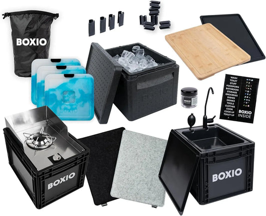 BOXIO - Kitchen Bundle: Mobile Campingküche ohne Strom mit Kochbox, Waschbecken & Gaskocher mit Outdoor Zubehör Schneidbrett, Kühlakkus, Sitzkissen UVM. Perfekte All-in-one Lösung