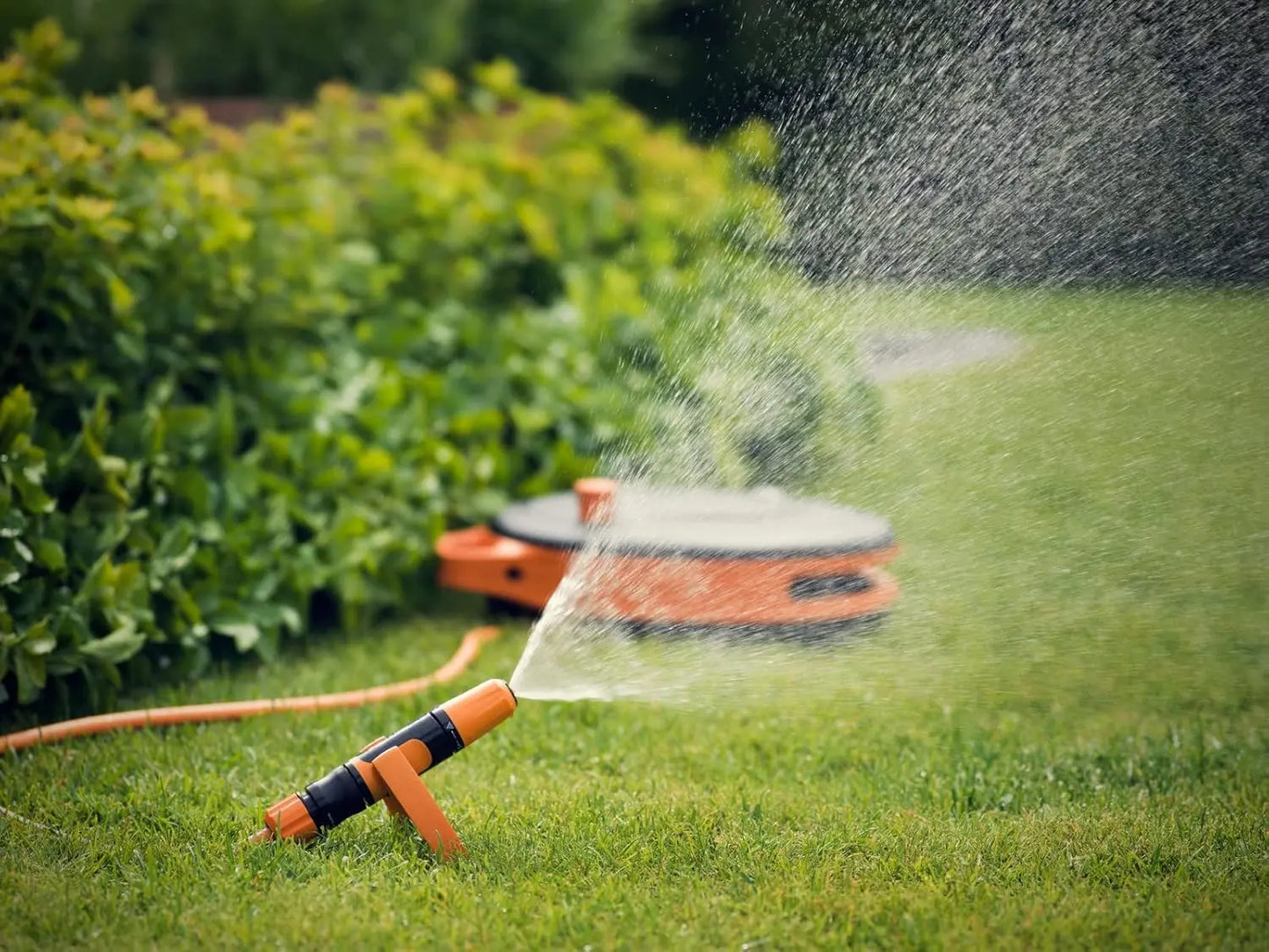 Fiskars Waterwheel S, All-Inclusive-Bewässerungs-Set, 15 m Gesamtreichweite, Gartenschlauch in Universalgröße (Ø 9 mm), Universal-Hahnverbinder, Schwarz/Orange, 1020436