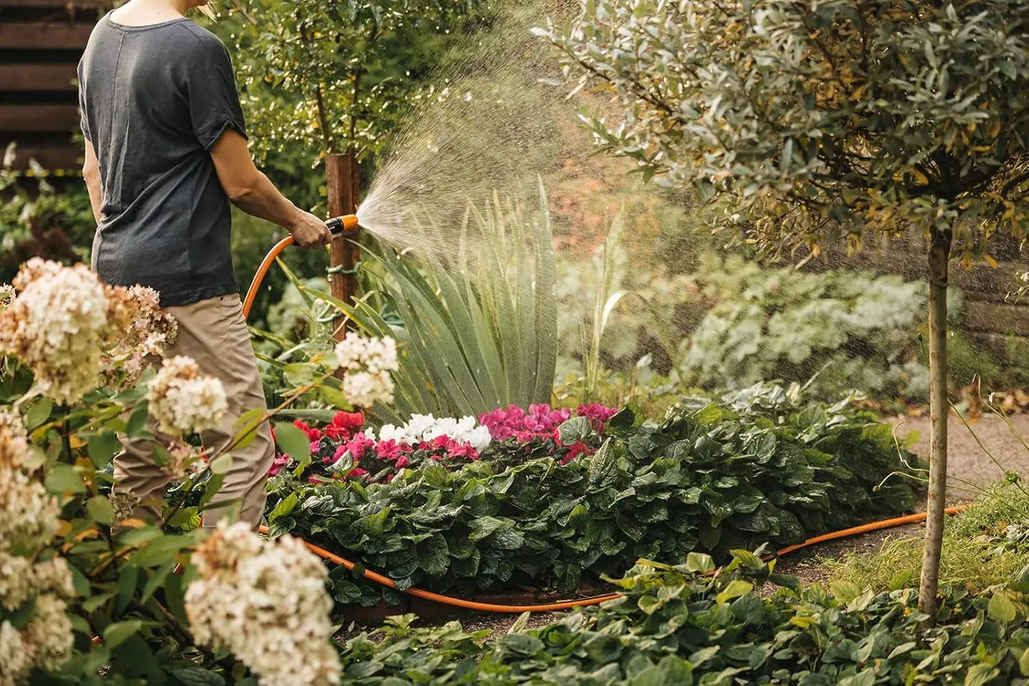 Fiskars Waterwheel S, All-Inclusive-Bewässerungs-Set, 15 m Gesamtreichweite, Gartenschlauch in Universalgröße (Ø 9 mm), Universal-Hahnverbinder, Schwarz/Orange, 1020436