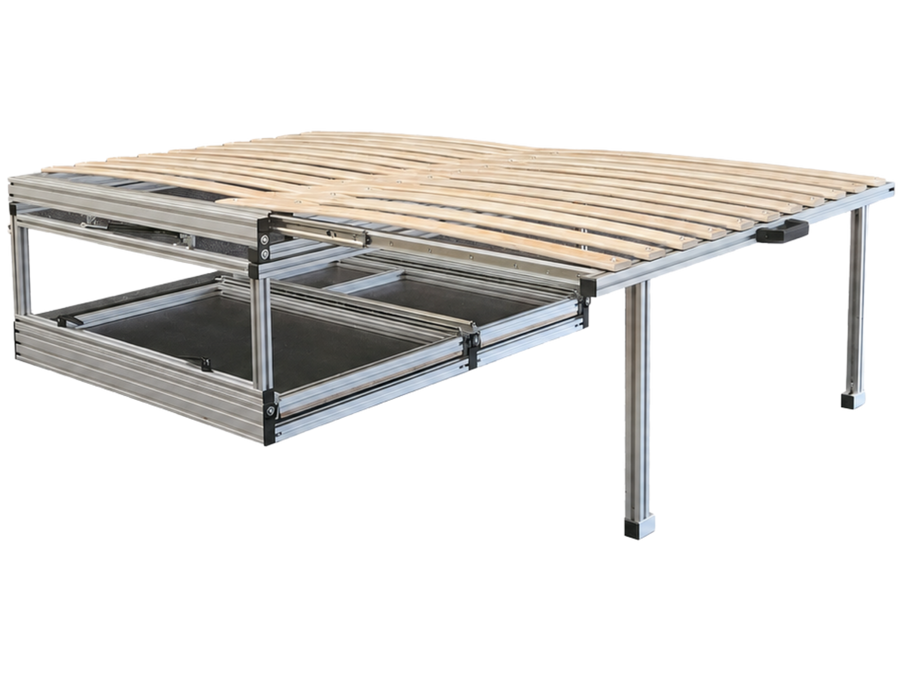 Campingbox aus Aluminiumprofilen und in Auszügen gelagerter ausziehbarer und wie ein Bettkasten klappbarer Federleisten Lattenrost mit integriertem jedoch werkzeuglos abnehmbaren zweigeteilten Schwerlast-Heckauszug