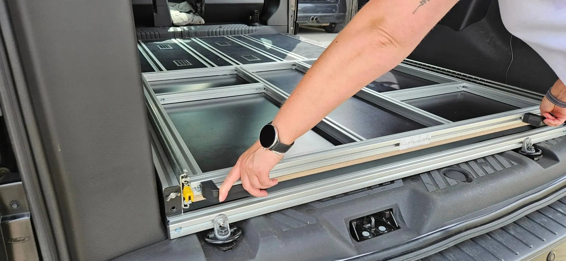 CARLOS – Campingbox mit Heckauszug & faltbarem Bettauszug - Campingbox mit Lattenrost für Transporter & Vans | Kastenkiste.de