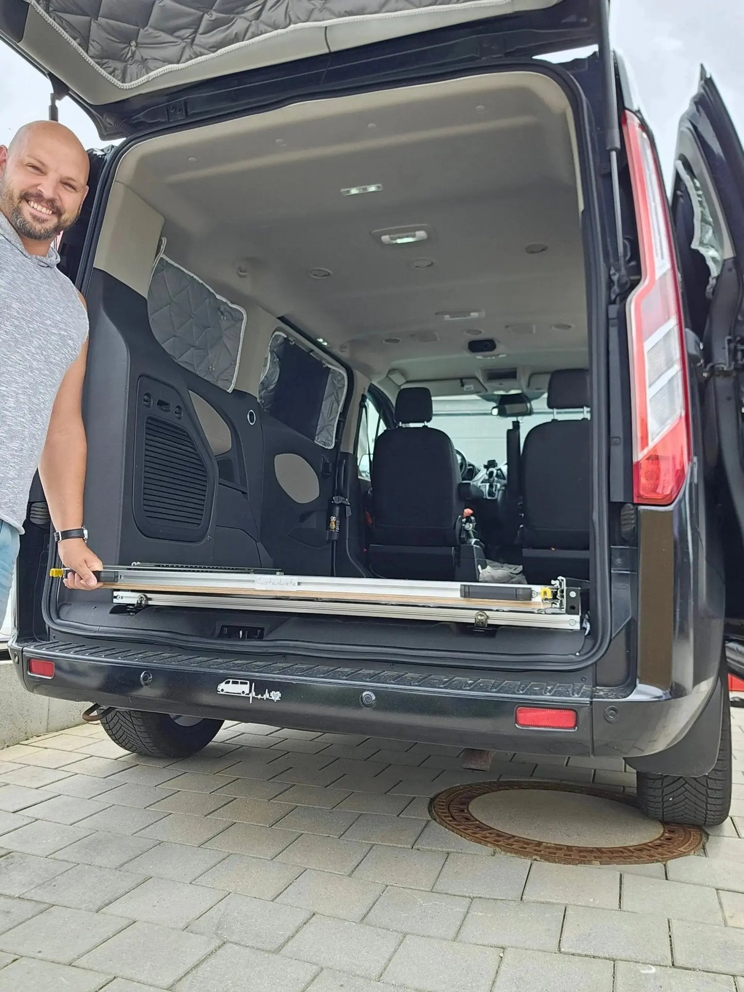 CARLOS – Campingbox mit Heckauszug & faltbarem Bettauszug - Campingbox mit Lattenrost für Transporter & Vans | Kastenkiste.de