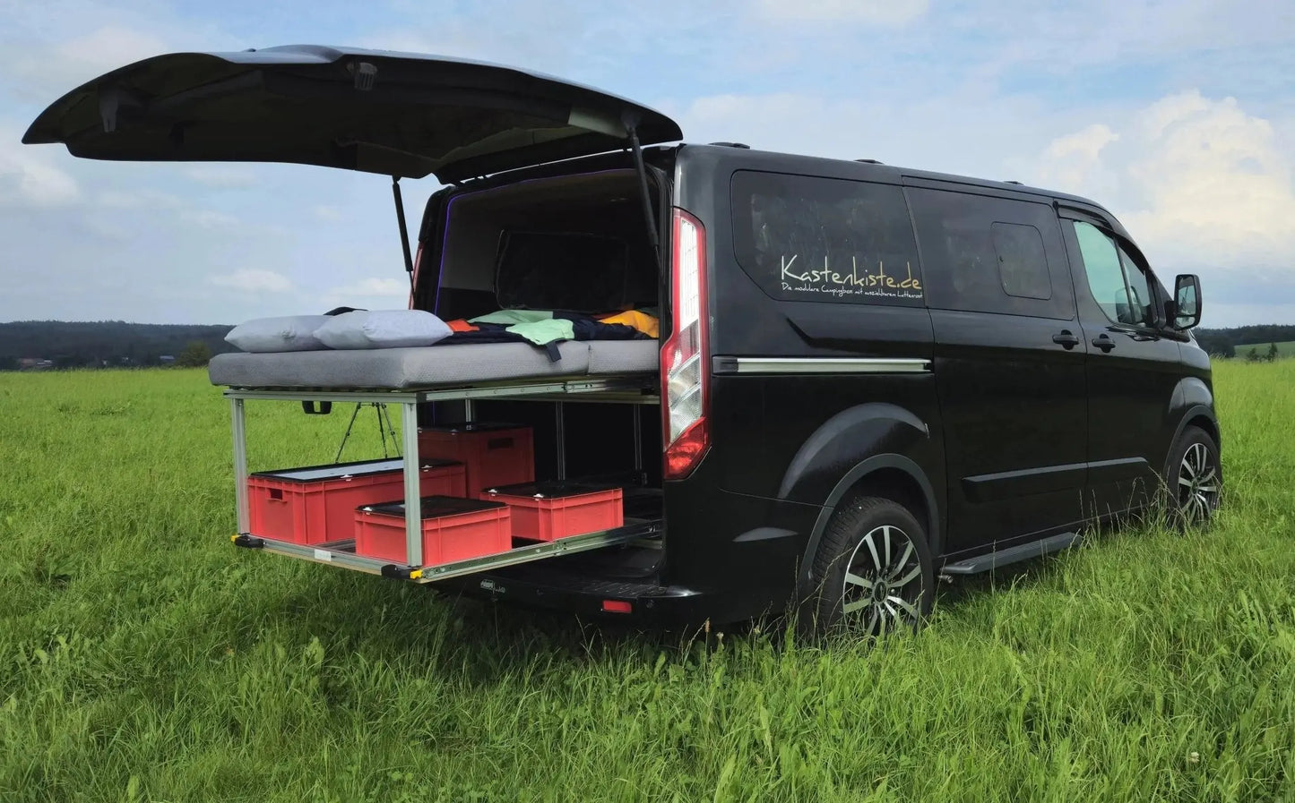 CARLOS – Campingbox mit Heckauszug & faltbarem Bettauszug - Campingbox mit Lattenrost für Transporter & Vans | Kastenkiste.de