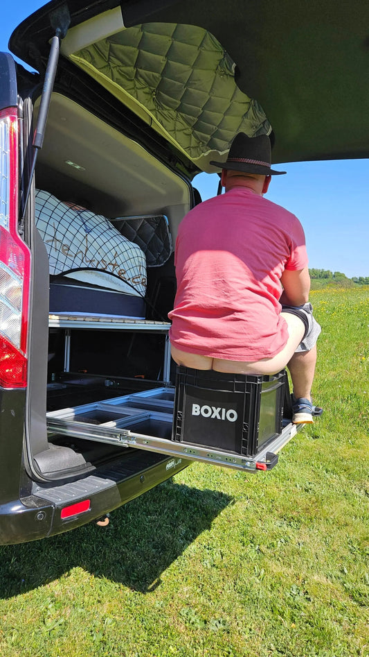 Vatertags-Angebot-Die-Campingbox-CARLOS-von-Kastenkiste.de-das-Geschenk-für-Männer-die-mehr-wollen-als-nur-ein-Krawattenklischee Campingbox mit Lattenrost für Transporter & Vans | Kastenkiste.de