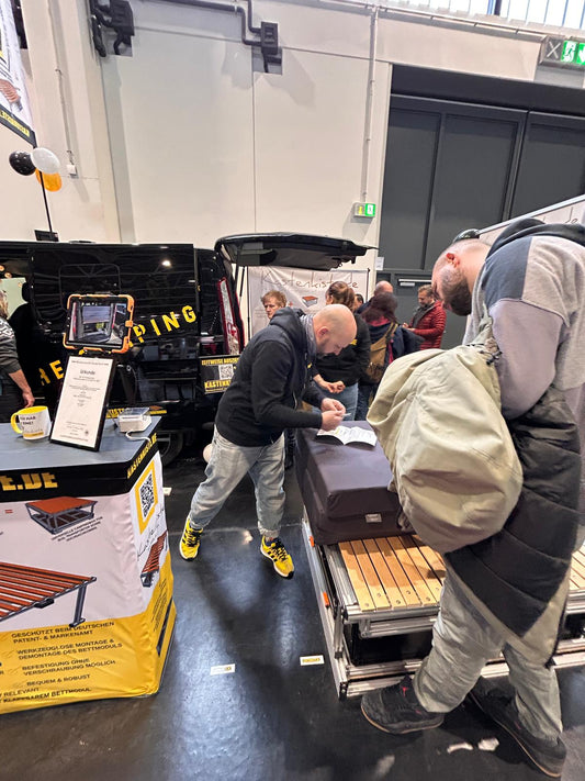Großer Andrang am Messestand von Kastenkiste der modularen Campingbox auf der Messe A\FAIR in Augsburg 