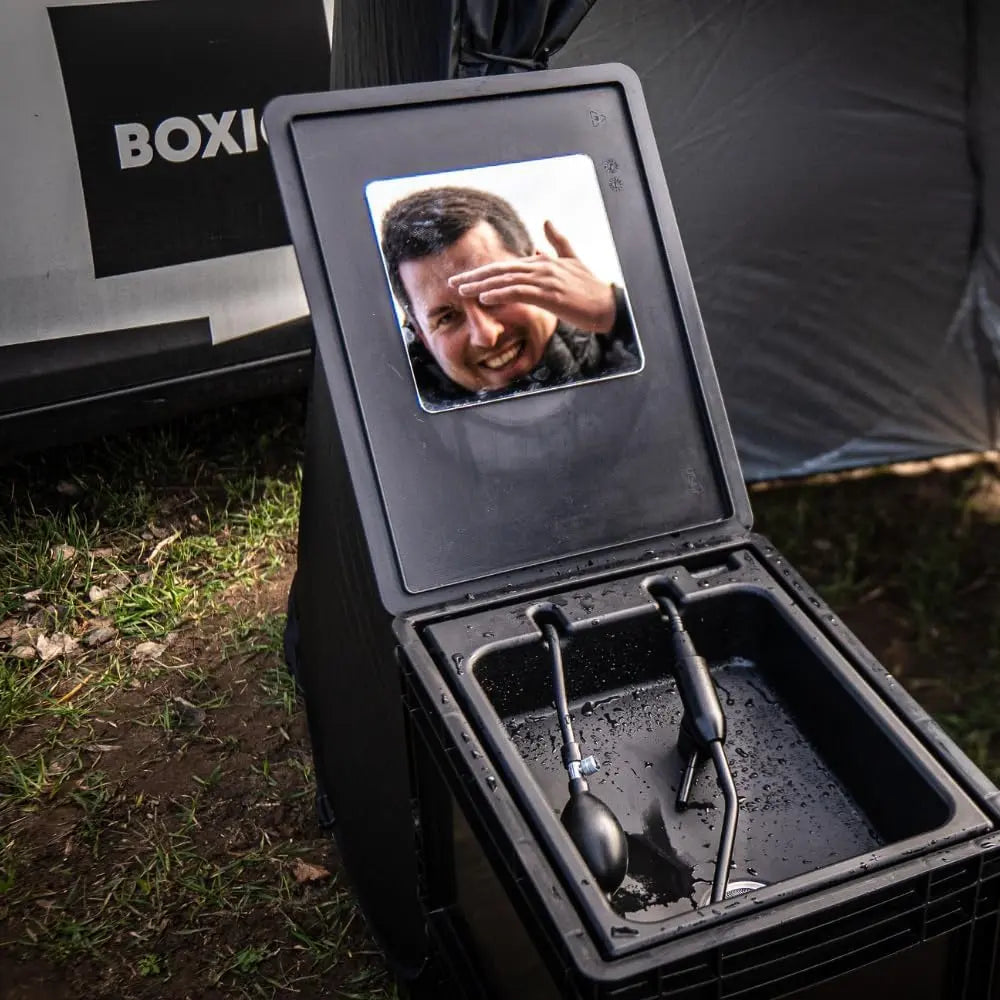 BOXIO - Mirror: 18 x 18 cm Spiegel, Selbstklebender Duschspiegel für die Reise ohne Bohren, ideal zum Rasieren und für die Kosmetik, für Fliesen und die Wandmontage in der Dusche