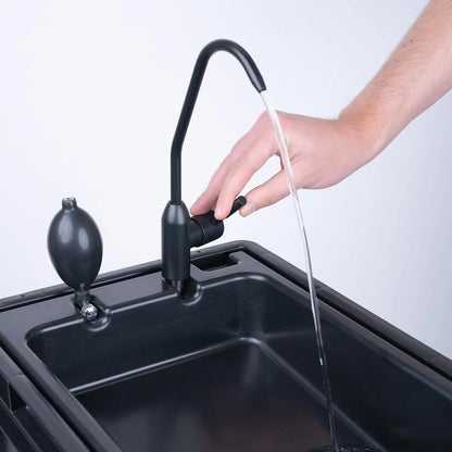 BOXIO - WASH: Mobiles 40x30 Spülbecken, Camping Waschbecken mit Pumpe ohne Strom, Camping Zubehör in Eurobox für den Van Ausbau, Friseur oder outdoor auf Festival & Garten, Spüle als Camping Gadgets