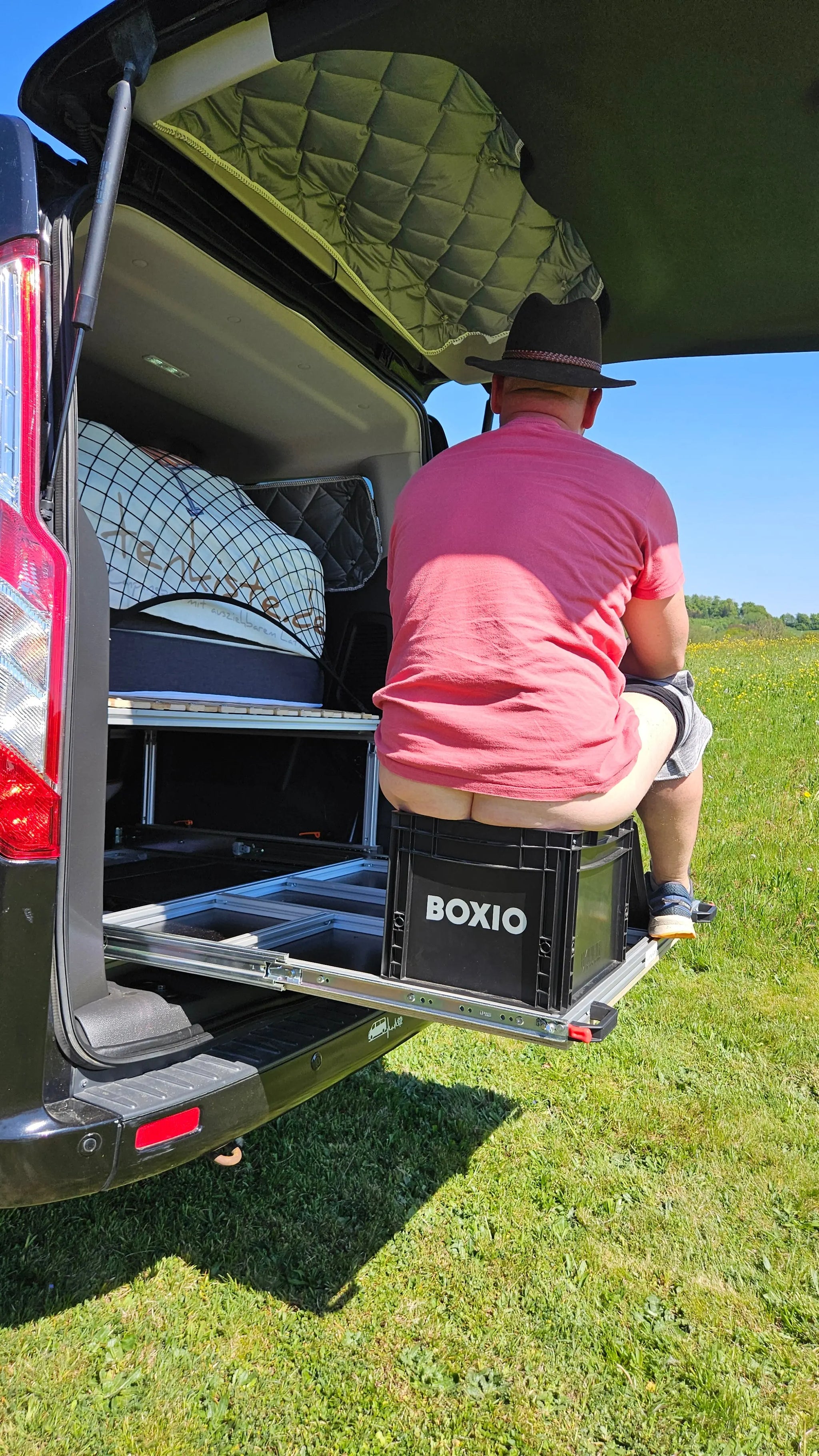 VATERTAGS-SPEZIAL! THRONEN IM FREIEN!
CARLOS – Campingbox mit Heckauszug & faltbarem Bettauszug inklusive GRATIS BOXIO Toilet.