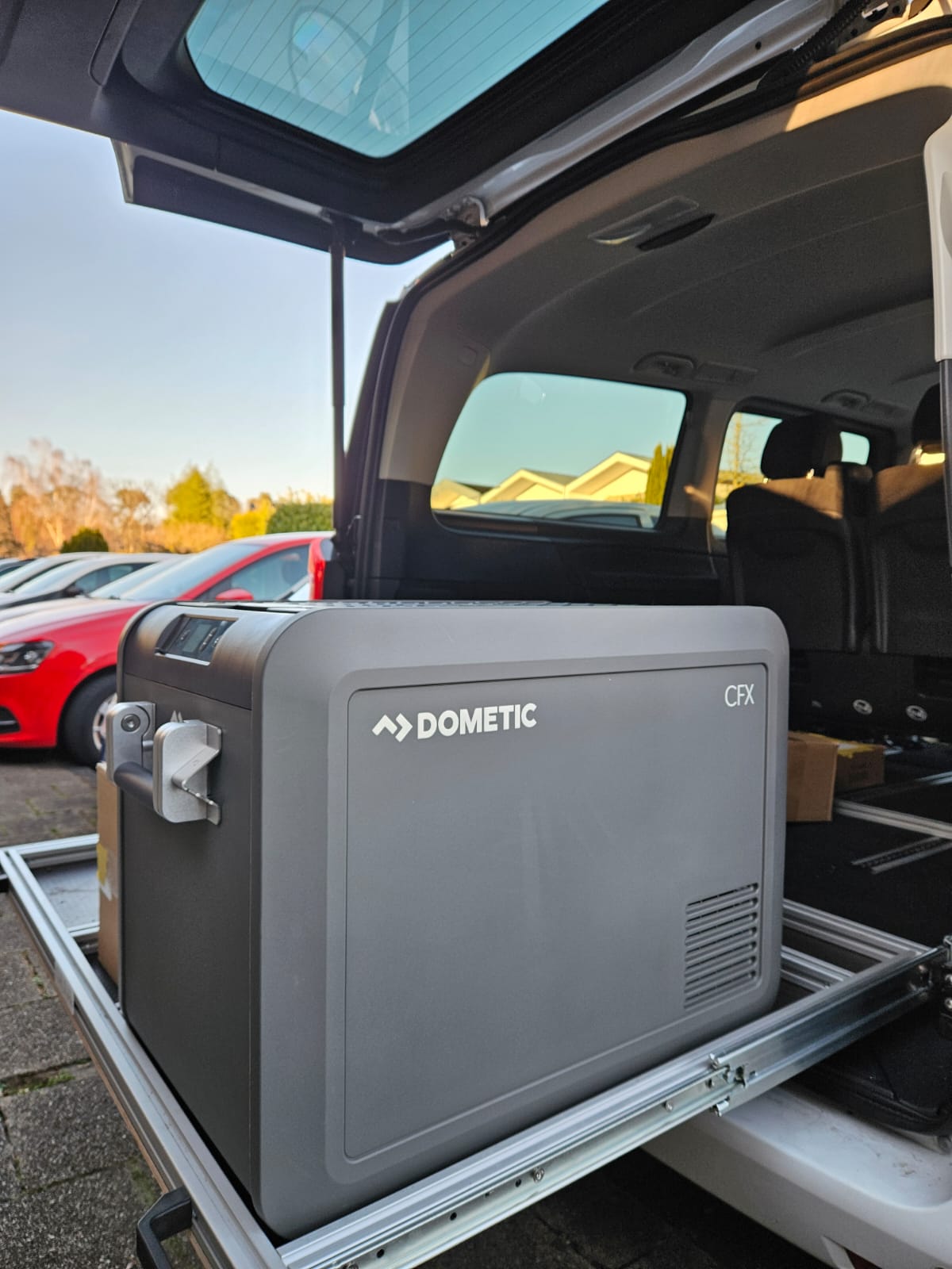 Heckauszug der Campingbox KASTENKISTE in der Mercedes V-Klasse als Transporthelfer