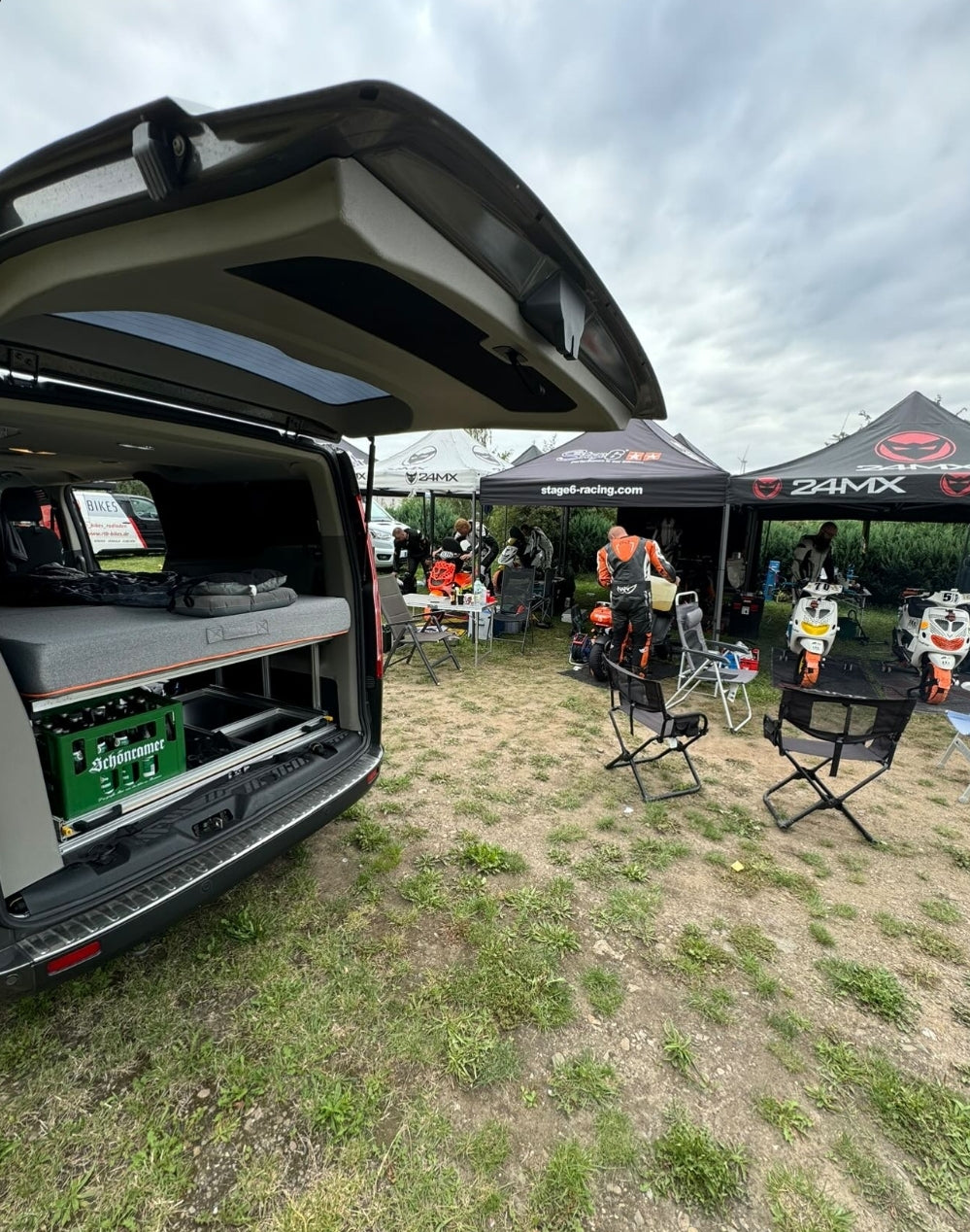 Campingbox KASTENKISTE im Ford Transit auf dem Festival