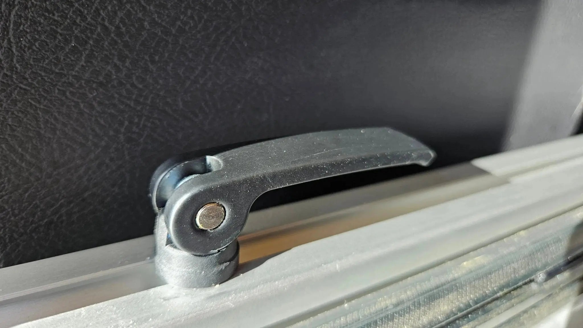 CARLOS – Campingbox mit Heckauszug & faltbarem Bettauszug - Campingbox mit Lattenrost für Transporter & Vans | Kastenkiste.de