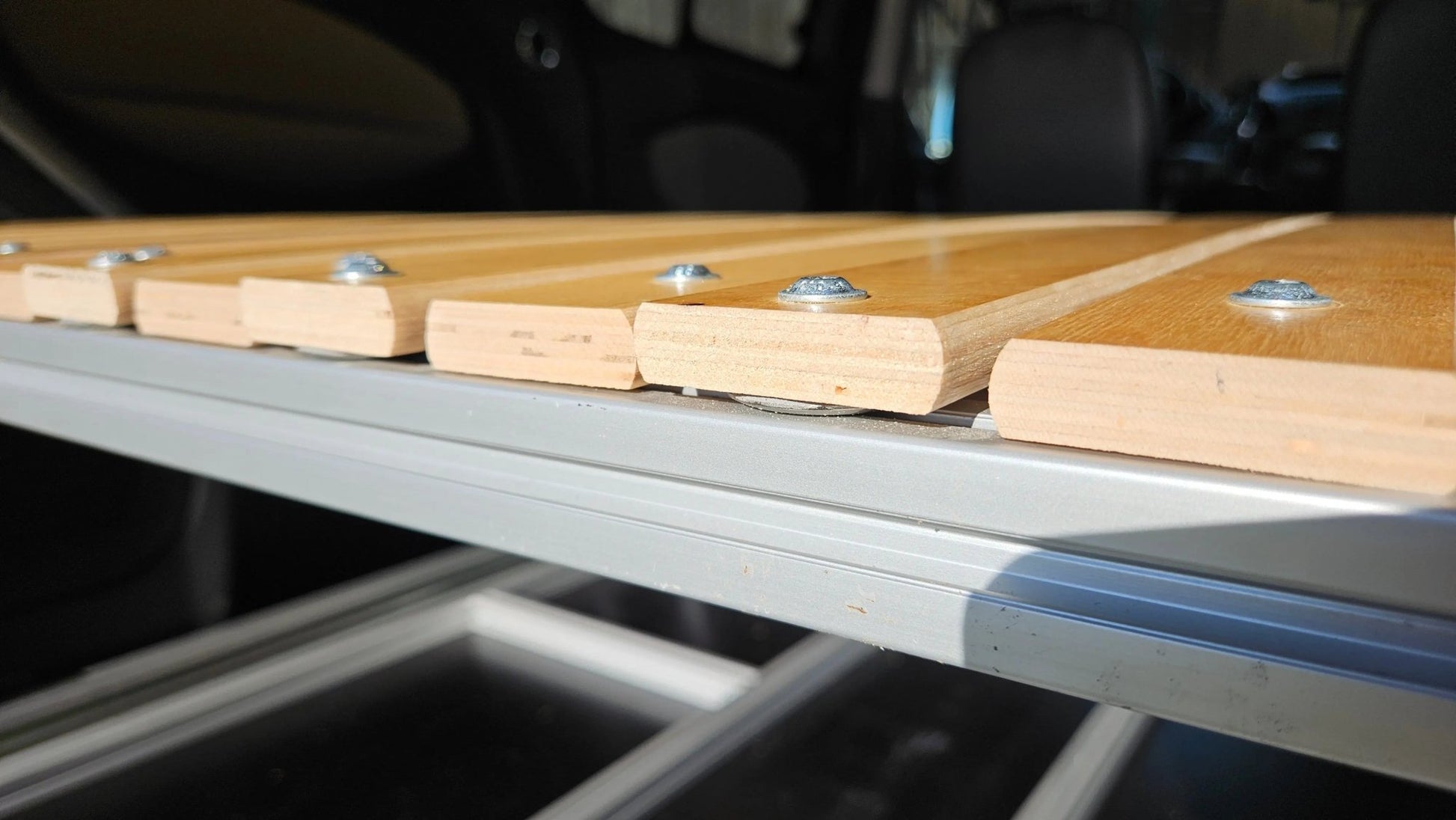 CARLOS – Campingbox mit Heckauszug & faltbarem Bettauszug - Campingbox mit Lattenrost für Transporter & Vans | Kastenkiste.de