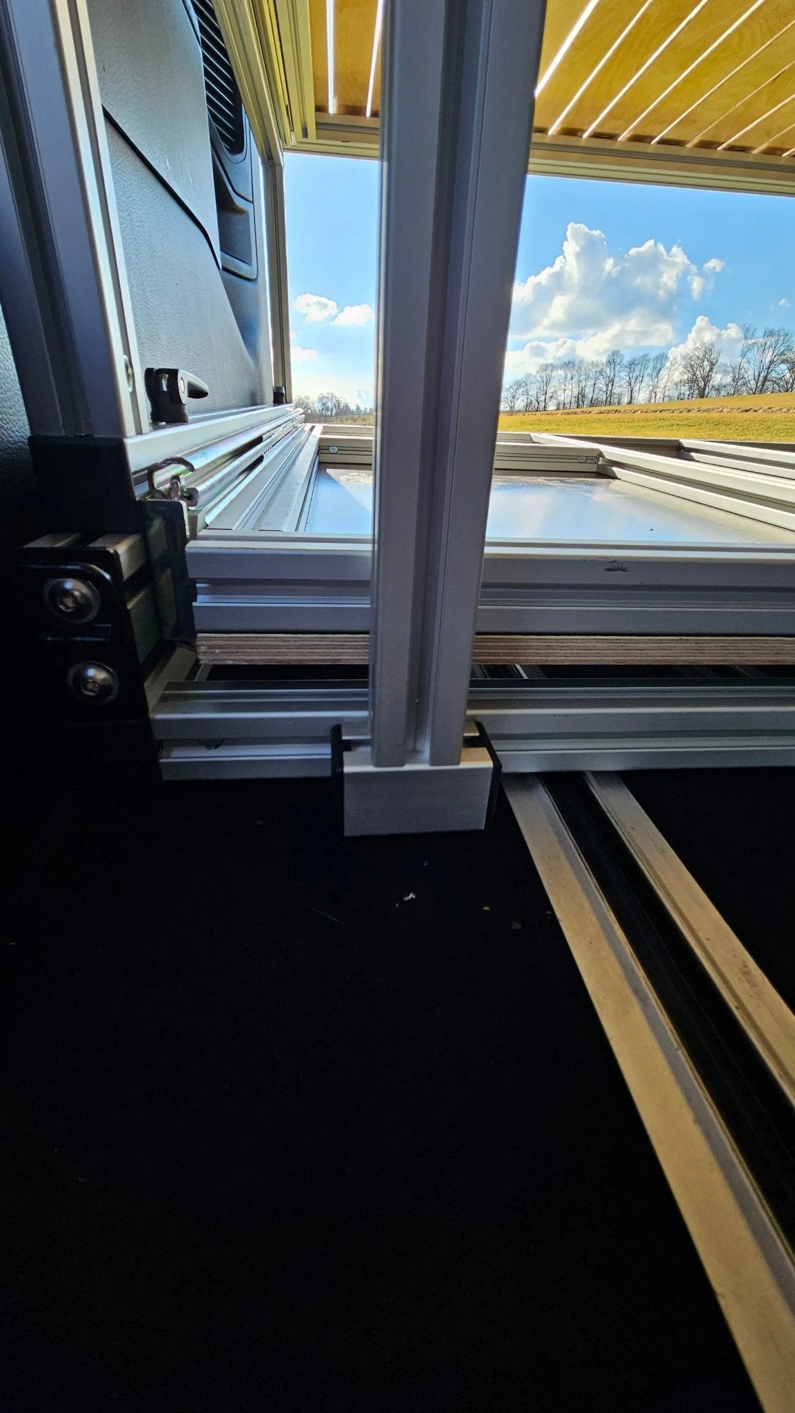 CARLOS – Campingbox mit Heckauszug & faltbarem Bettauszug - Campingbox mit Lattenrost für Transporter & Vans | Kastenkiste.de