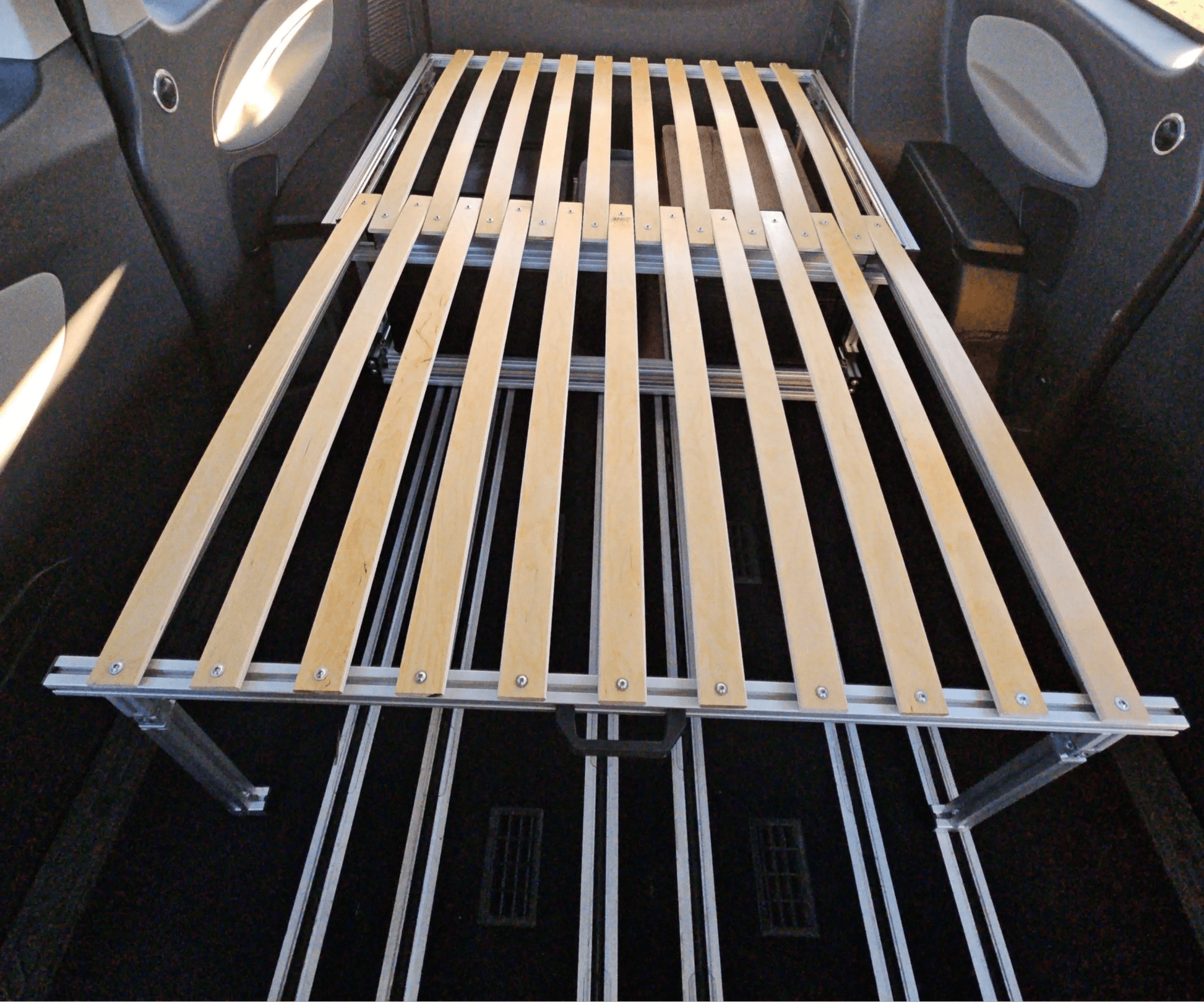 CARLOS – Campingbox mit Heckauszug & faltbarem Bettauszug - Campingbox mit Lattenrost für Transporter & Vans | Kastenkiste.de