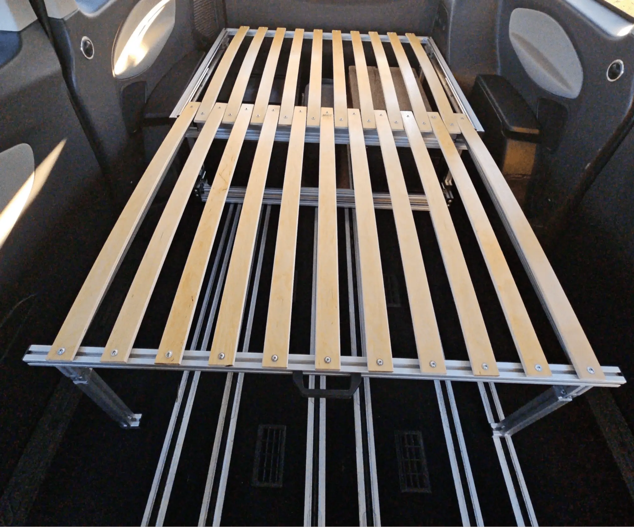 CARLOS – Campingbox mit Heckauszug & faltbarem Bettauszug - Campingbox mit Lattenrost für Transporter & Vans | Kastenkiste.de